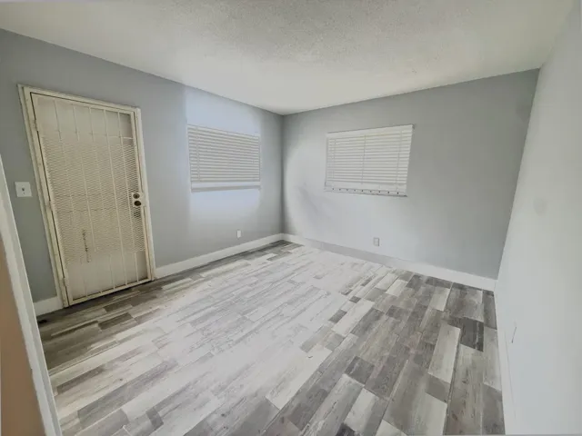 MLS_08_living_room_entry_view