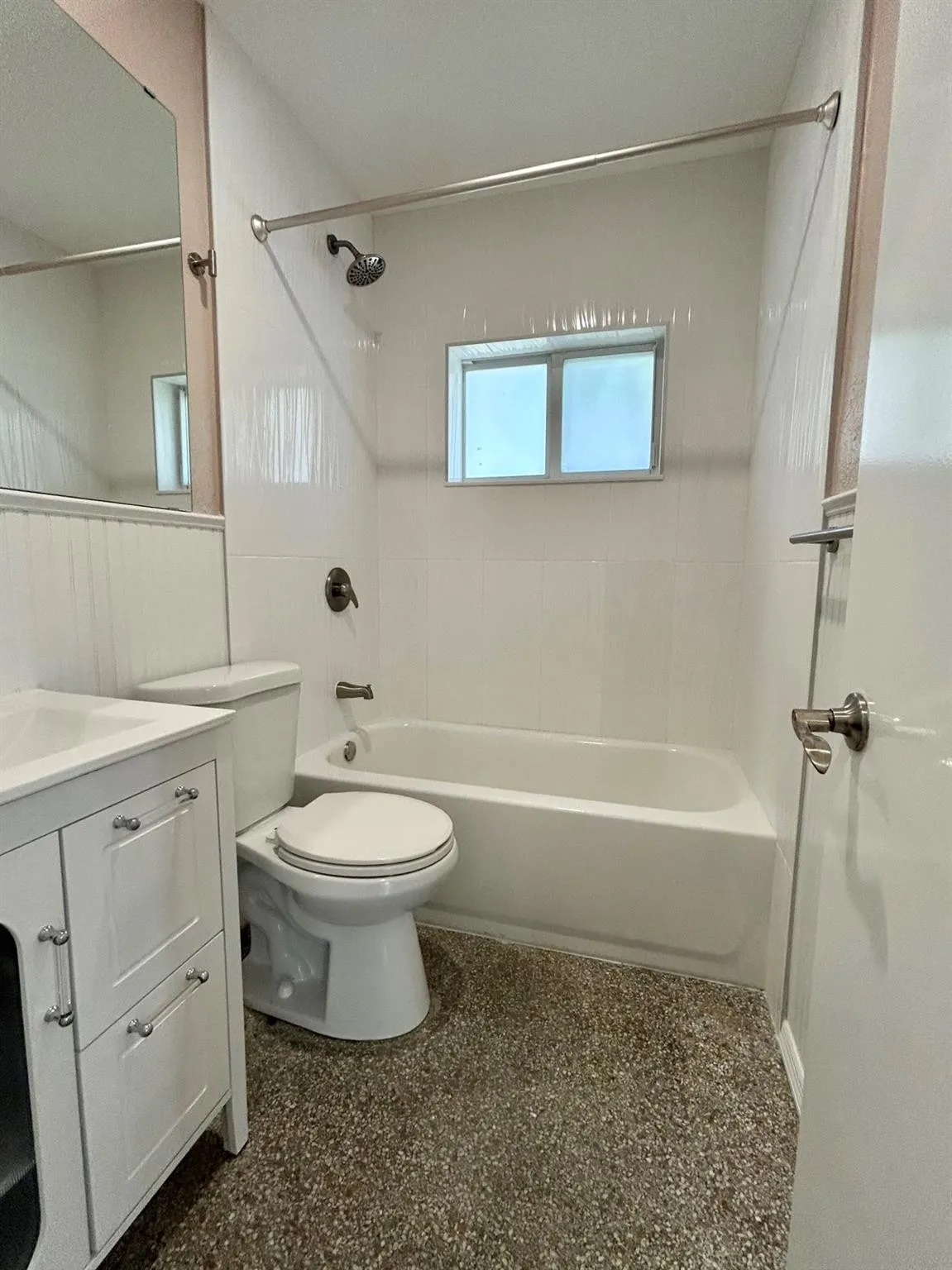 Main bathroom off hallway