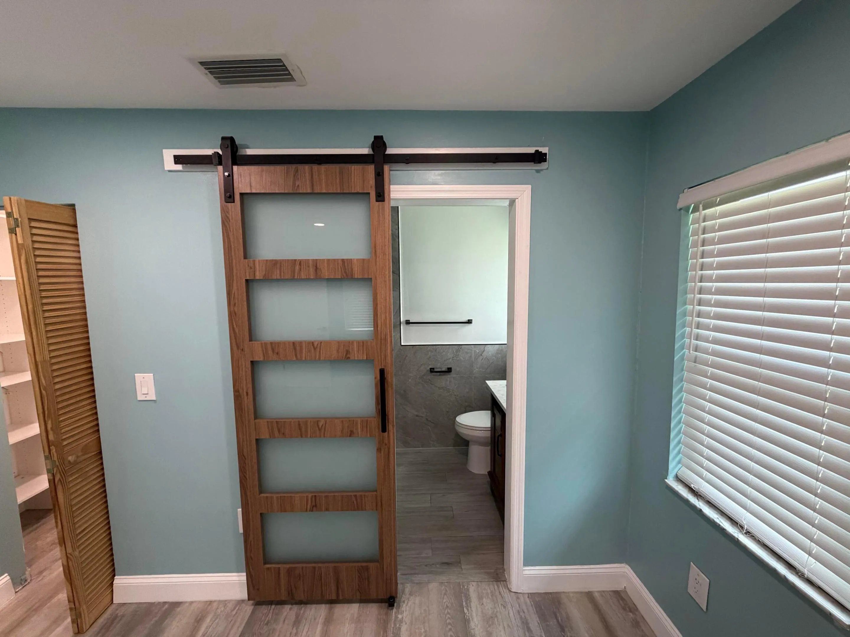 Main Bedroom Bathroom Entrance