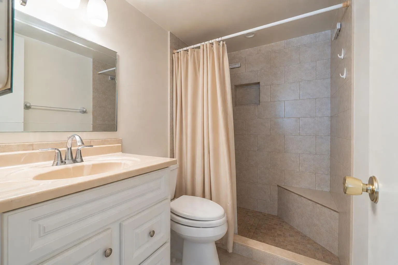 primary bathroom virutally staged