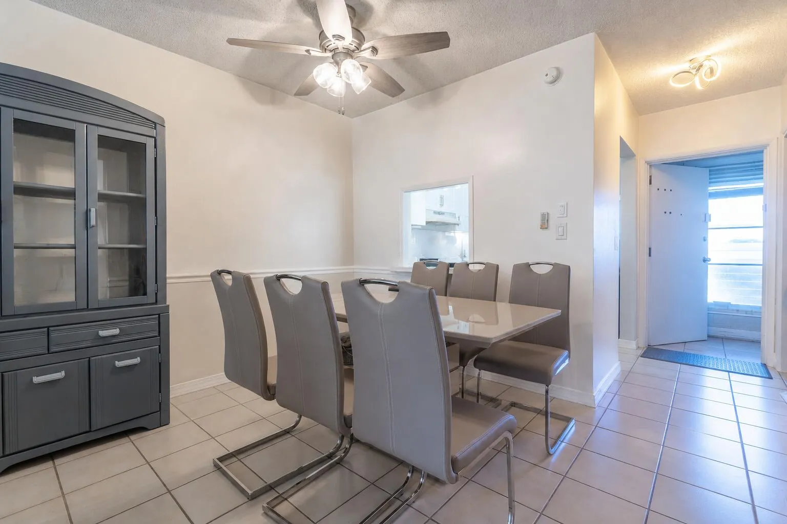 dining area virutally staged