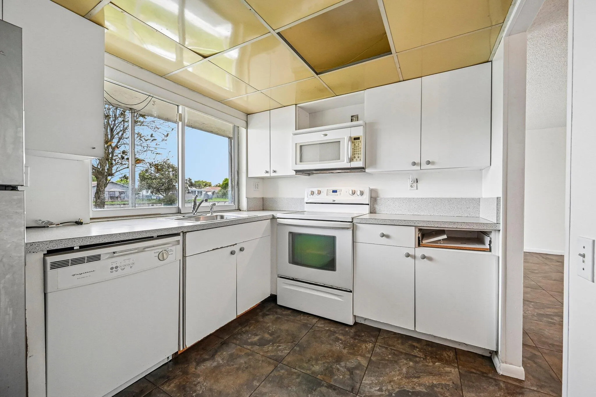 12-web-or-mls-Lime Bay Blvd 103-S2107-01