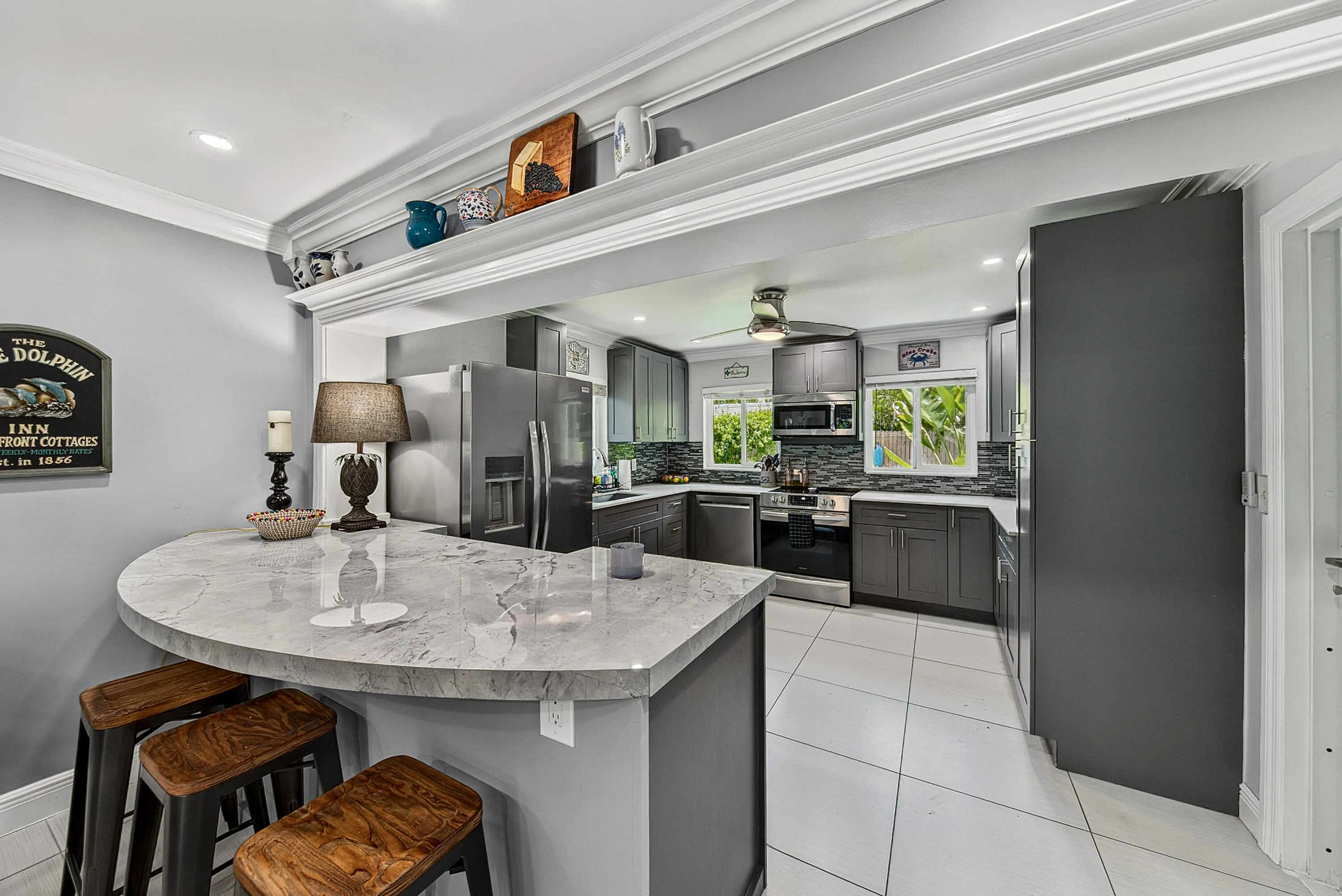 Kitchen peninsula and bar sintered stone