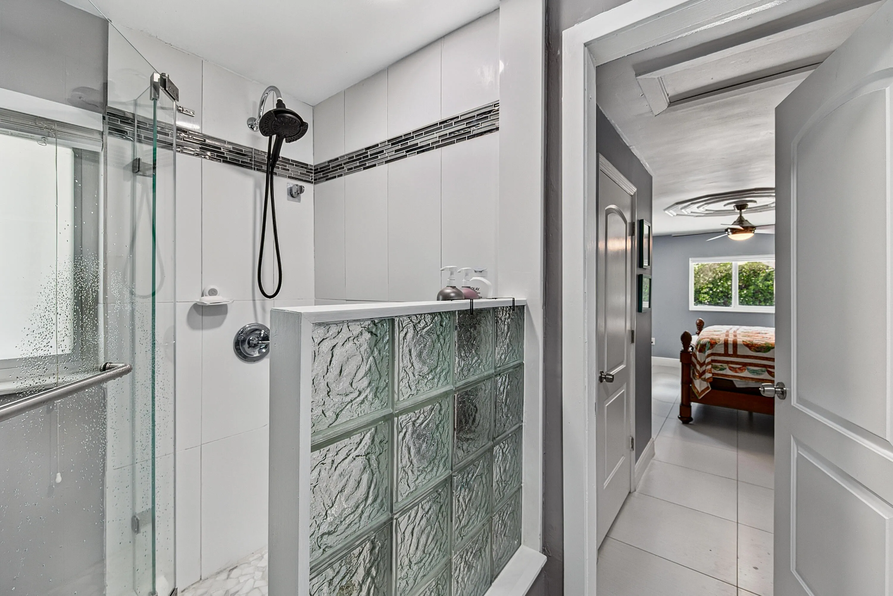 Primary bedroom Bath En Suite