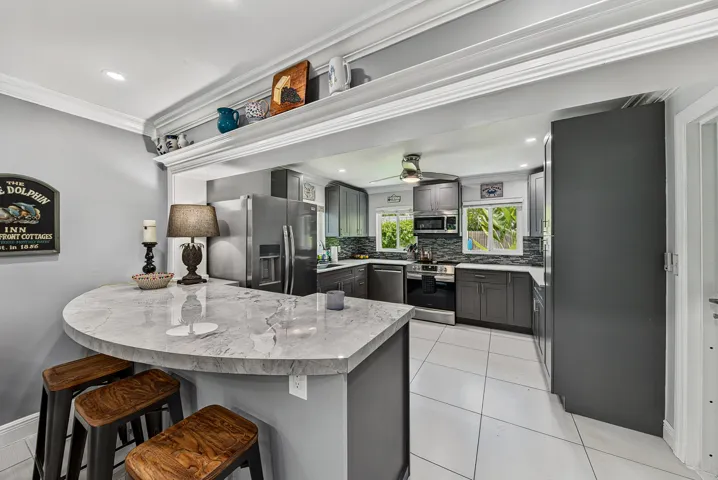Kitchen peninsula and bar sintered stone