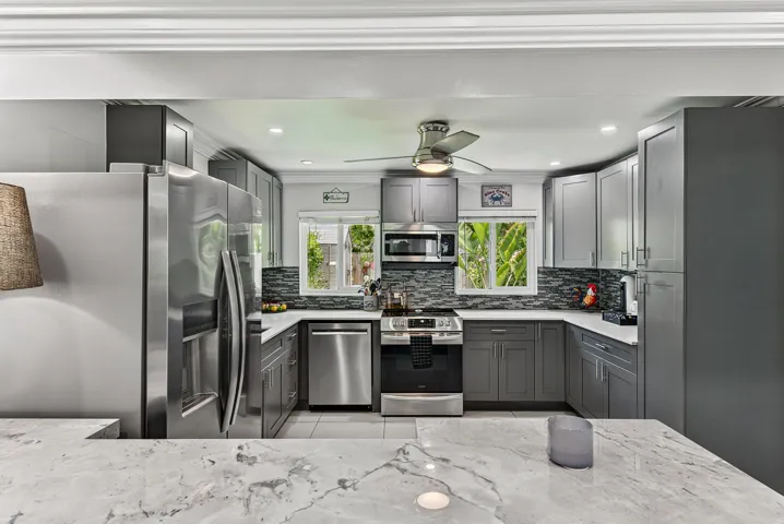 Kitchen - plenty of cabinets