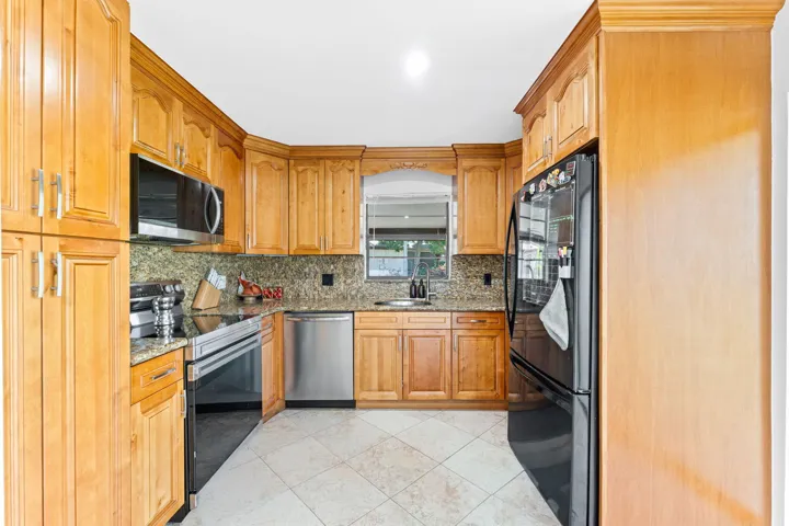 18-web-or-mls-7811 Beechfern Cir-18