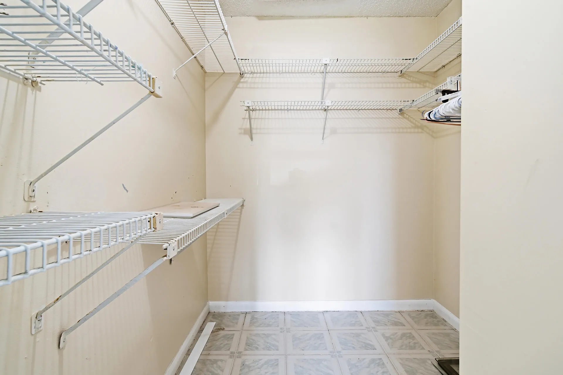 WALK - IN CLOSET