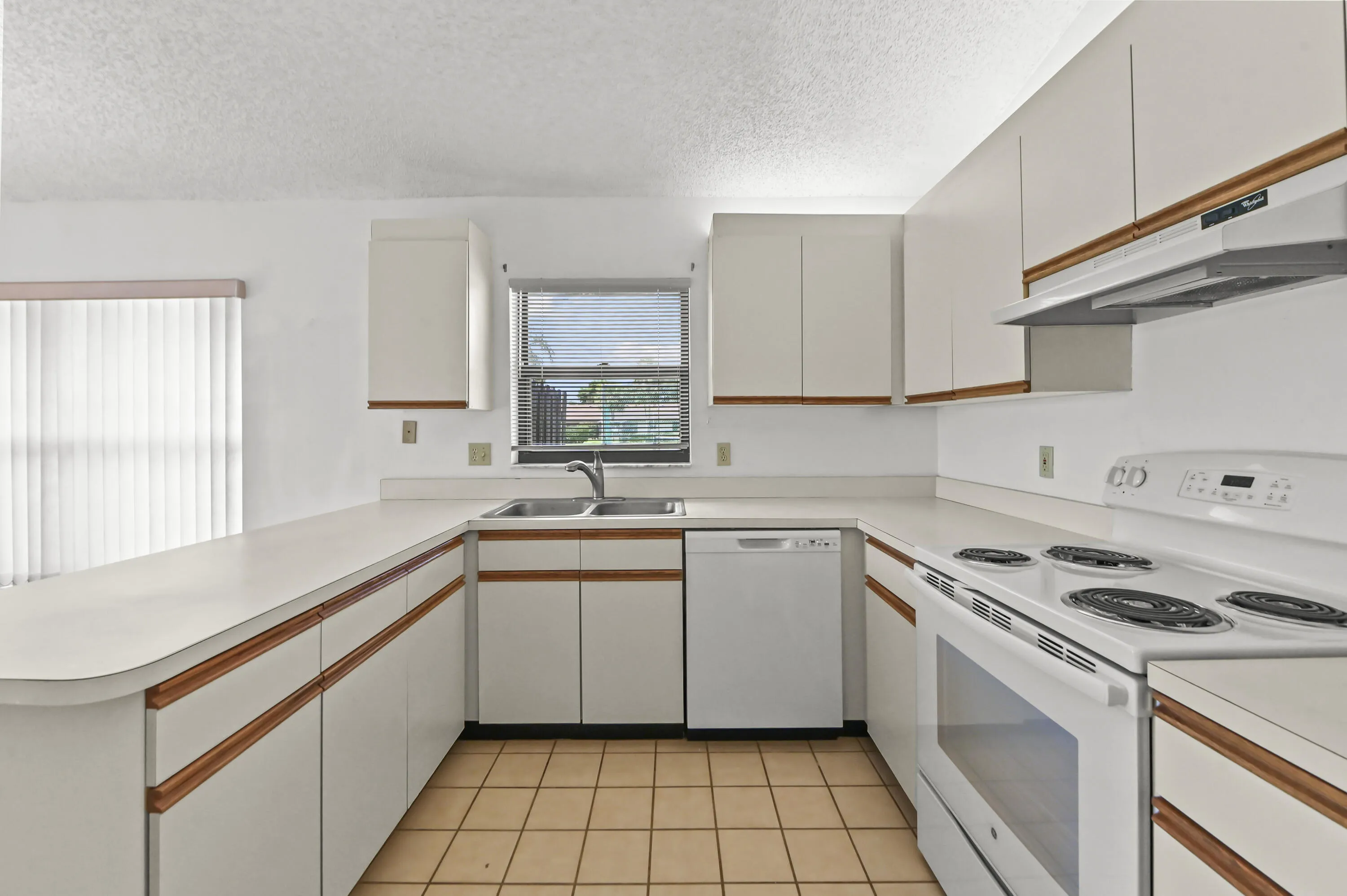 10 Kitchen 01