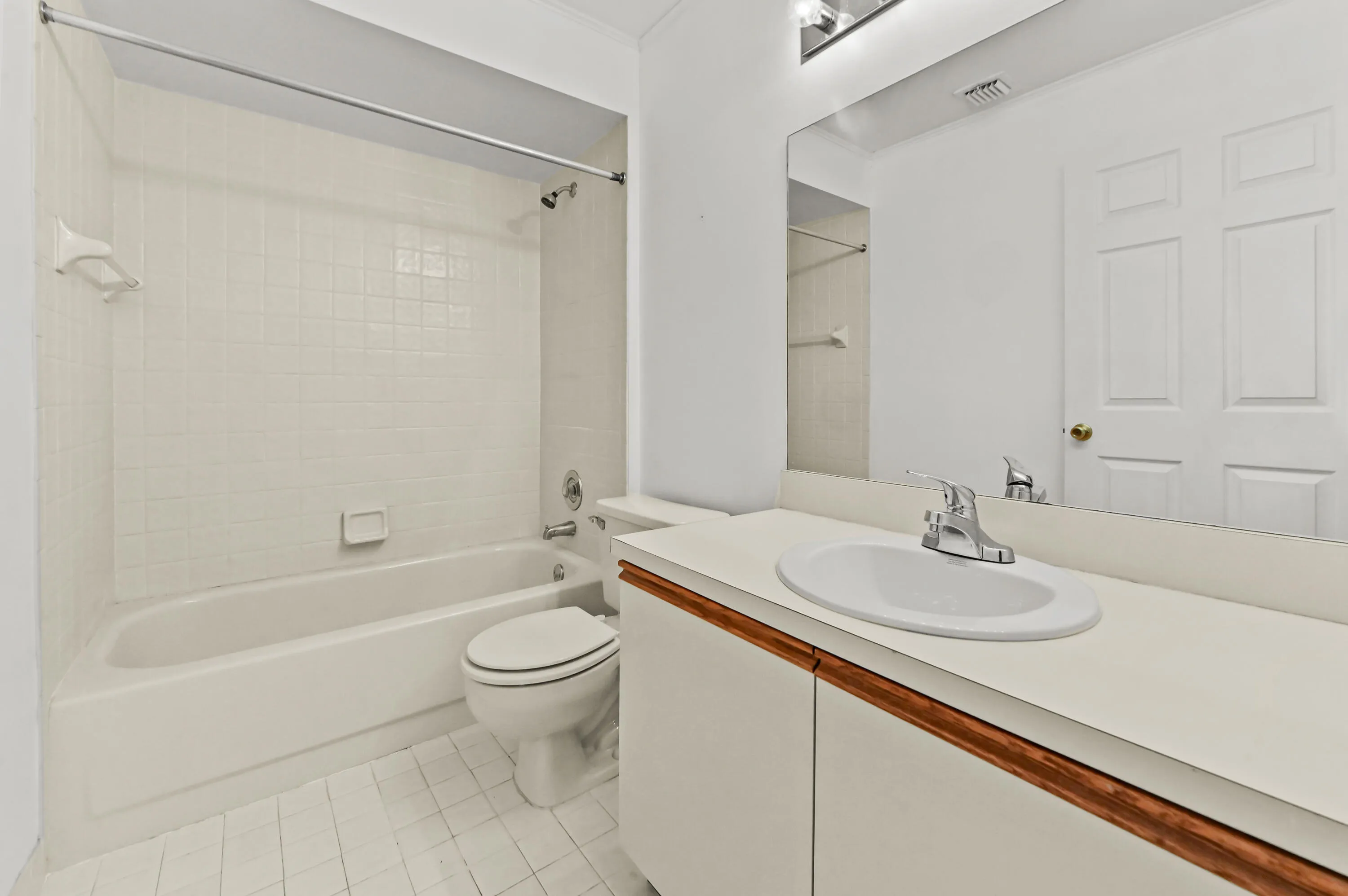 17 Bathroom 01