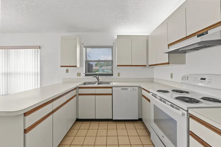 10 Kitchen 01