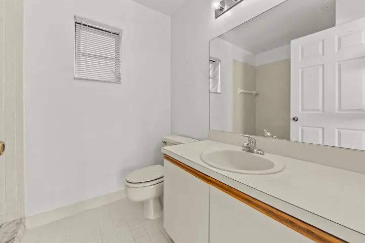 20 Bathroom 01