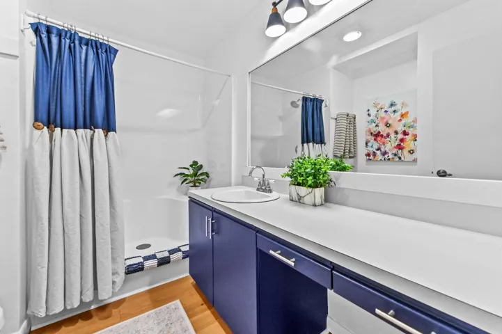 27 Bathroom 03