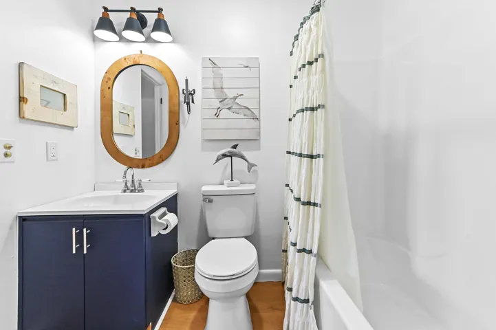 17 Bathroom 02