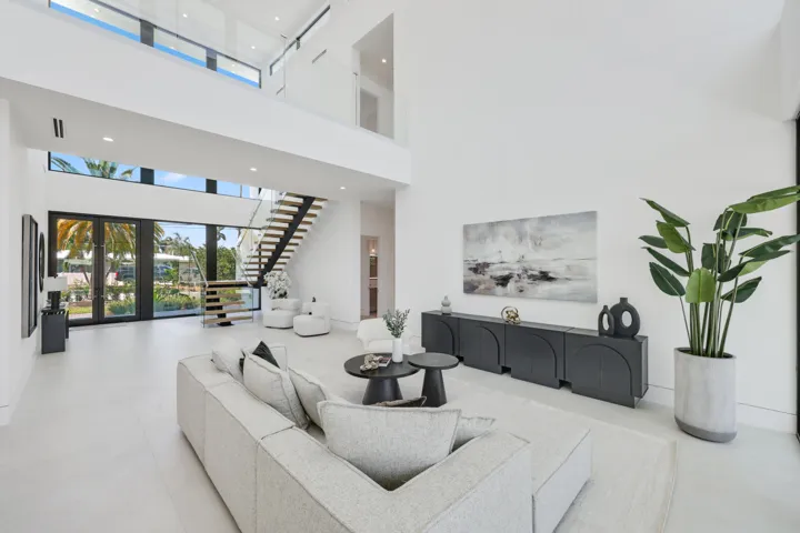2612 Northeast 4th St - 14.jpg-FULL