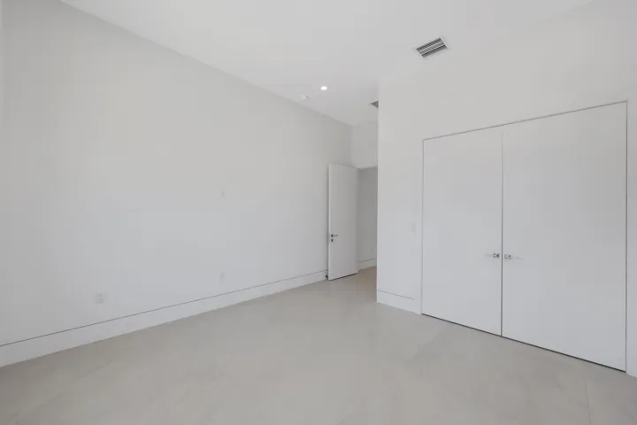 2612 Northeast 4th St - 83.jpg-FULL