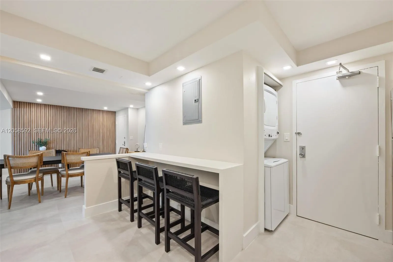 eat-in kitchen bar and washer and dryer