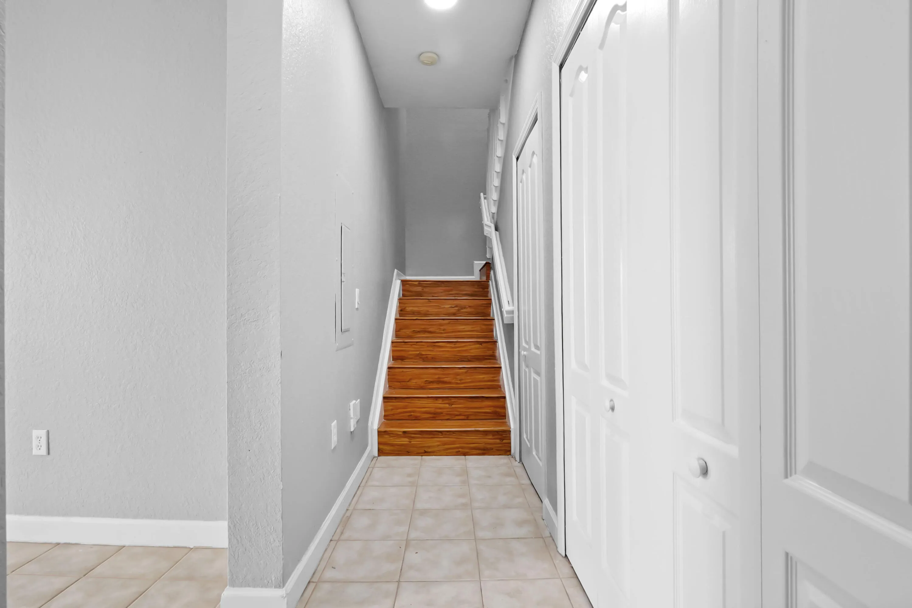 15 Hallway 01