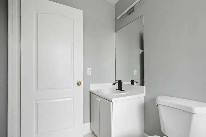26 bathroom 02