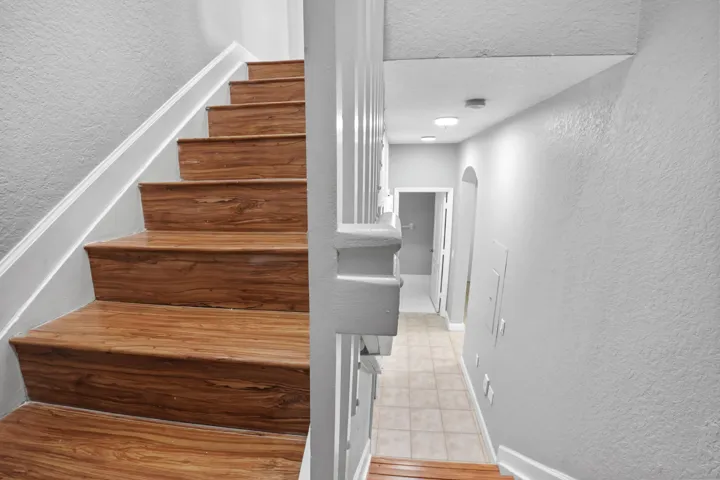 16 Hallway 02