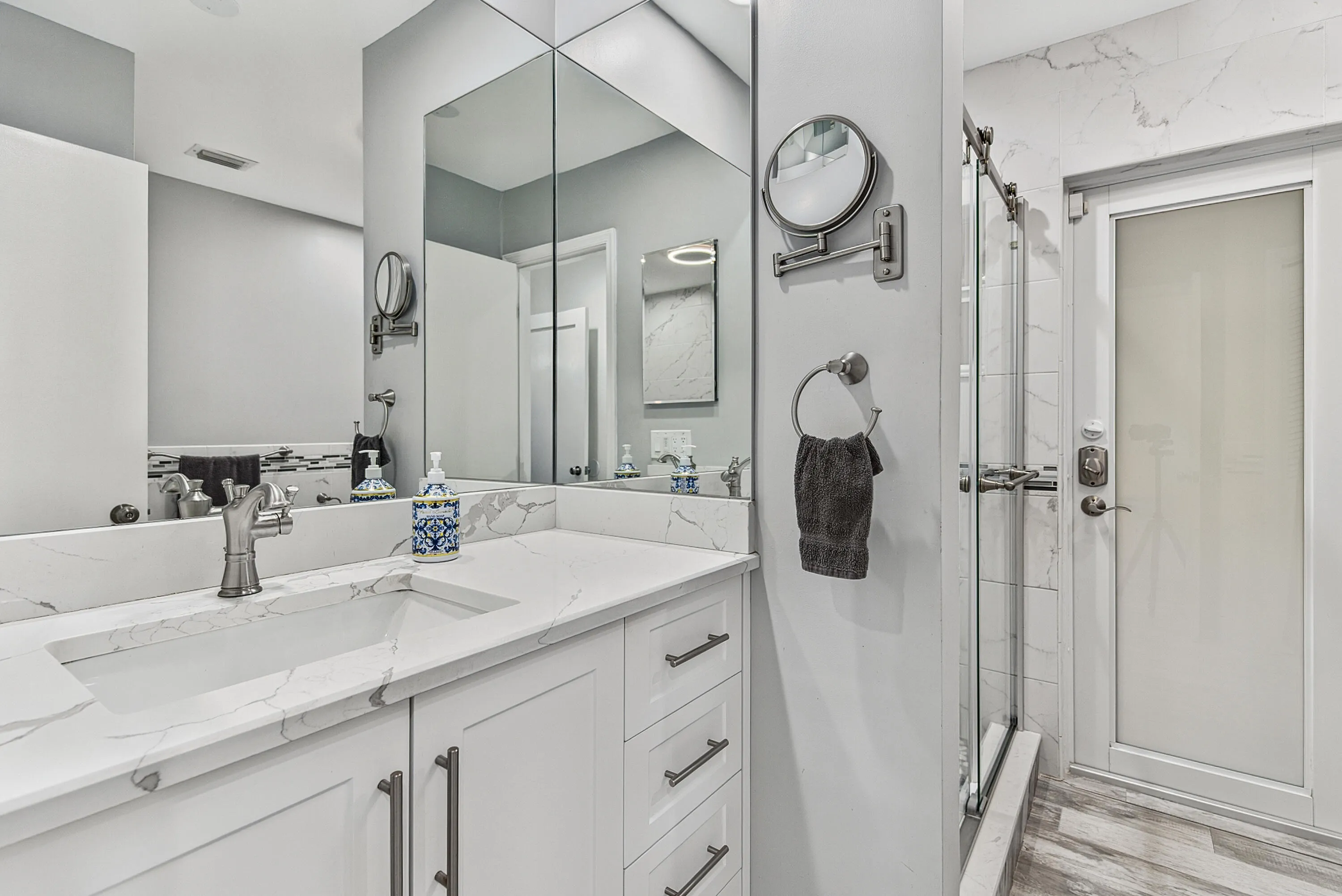 Primary Bath w/exterior door