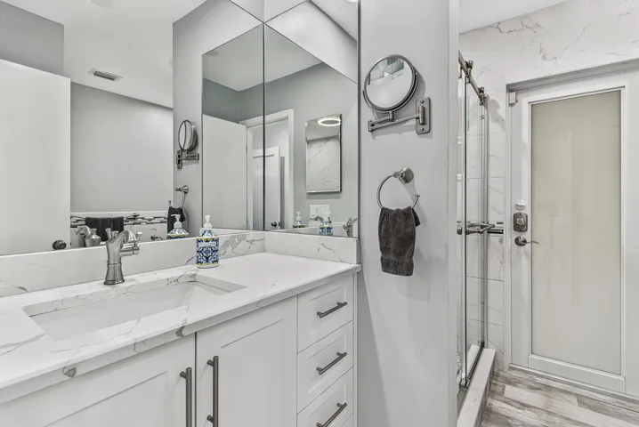 Primary Bath w/exterior door