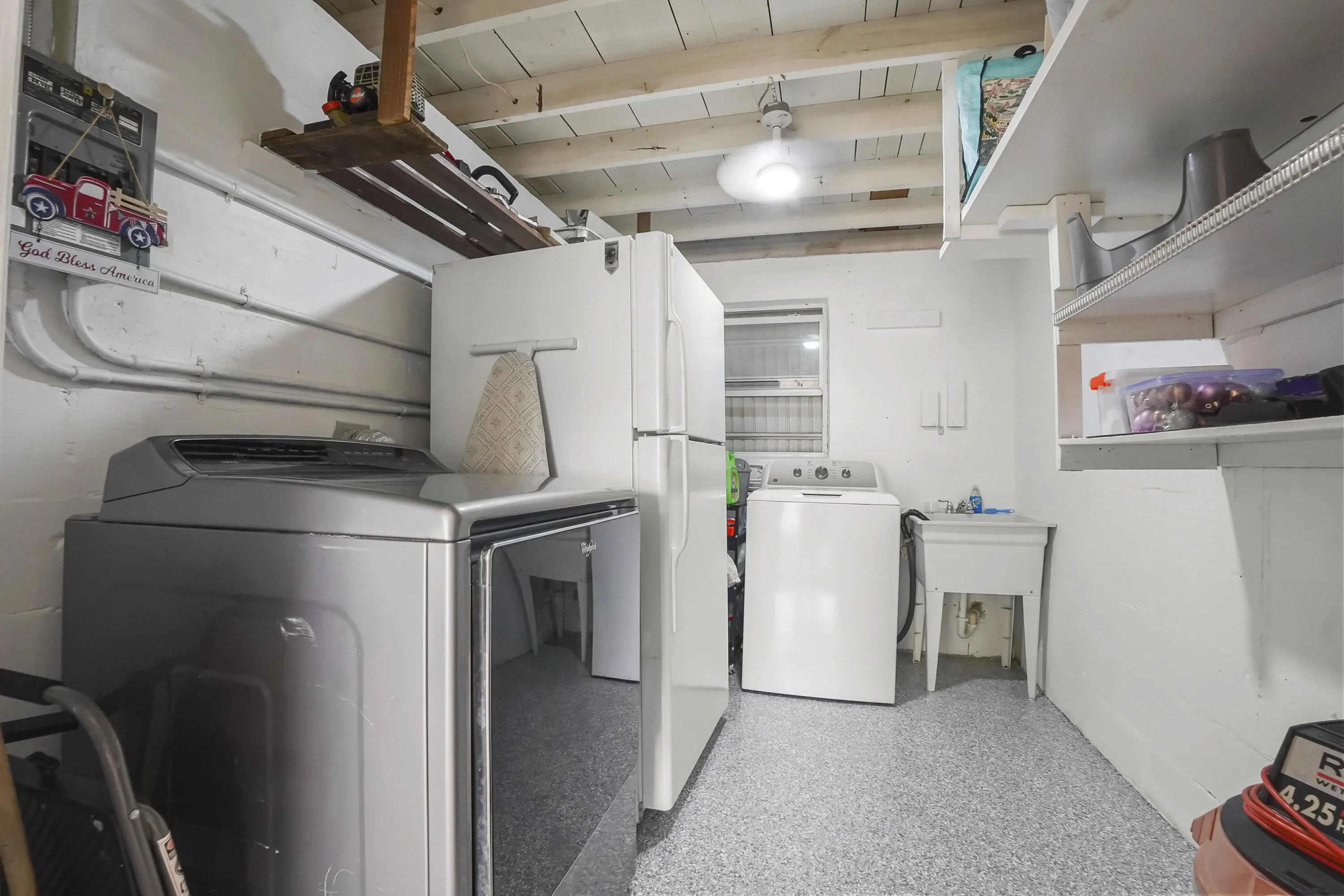 18 Laundry Room 01