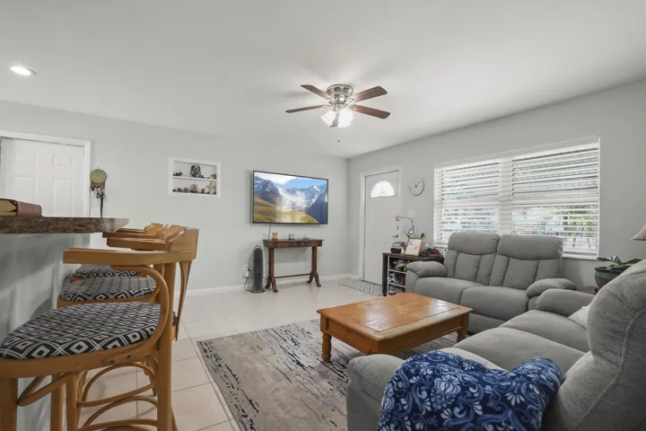07 Living Room 03