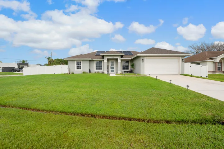 2094 SW Capeador St - 2
