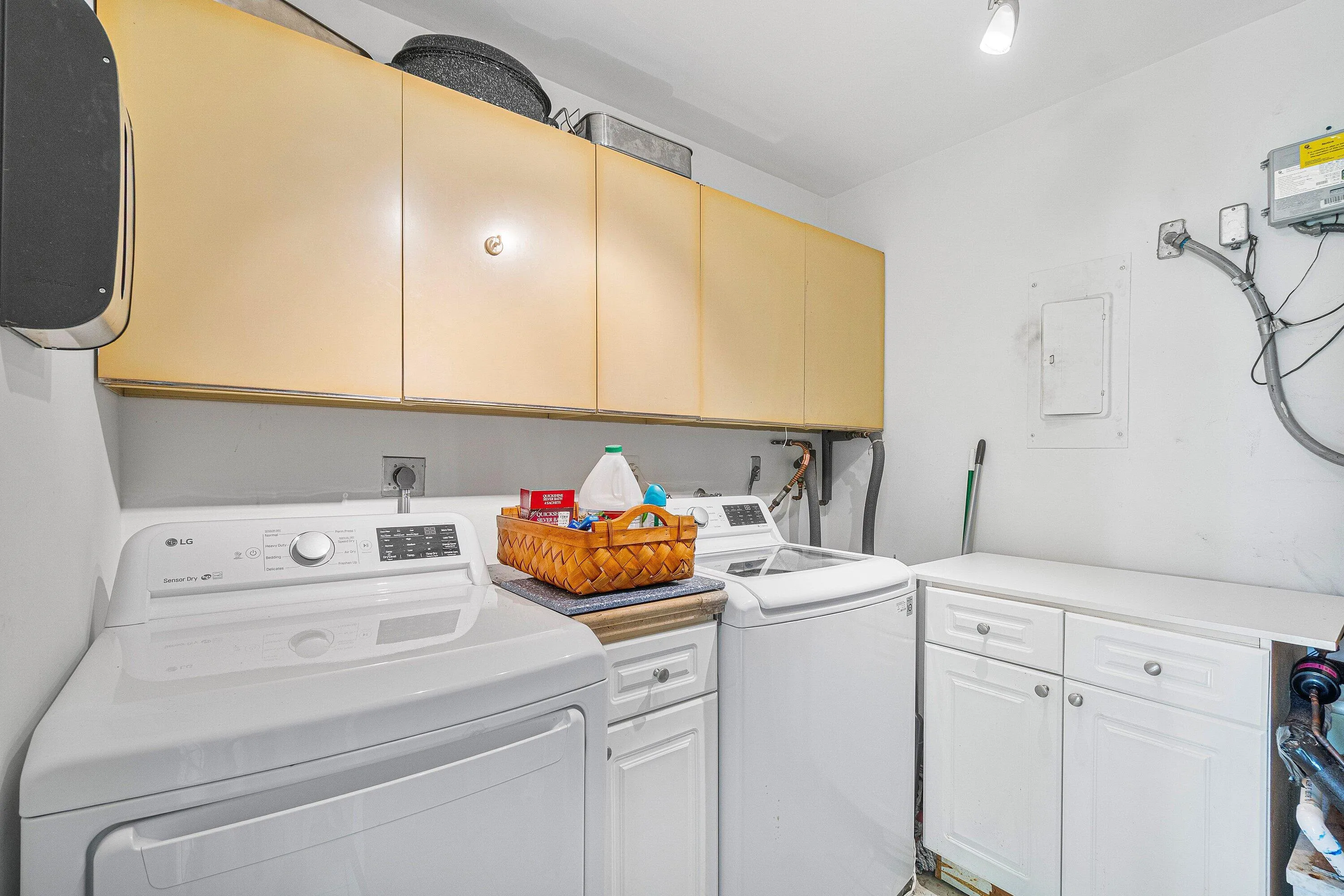 Full Size Laundry room + mechanicals (H20, Newer A/C)
