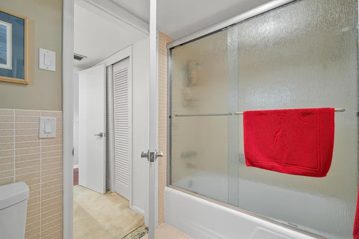 2nd full bath (Combo Tub/Shower)