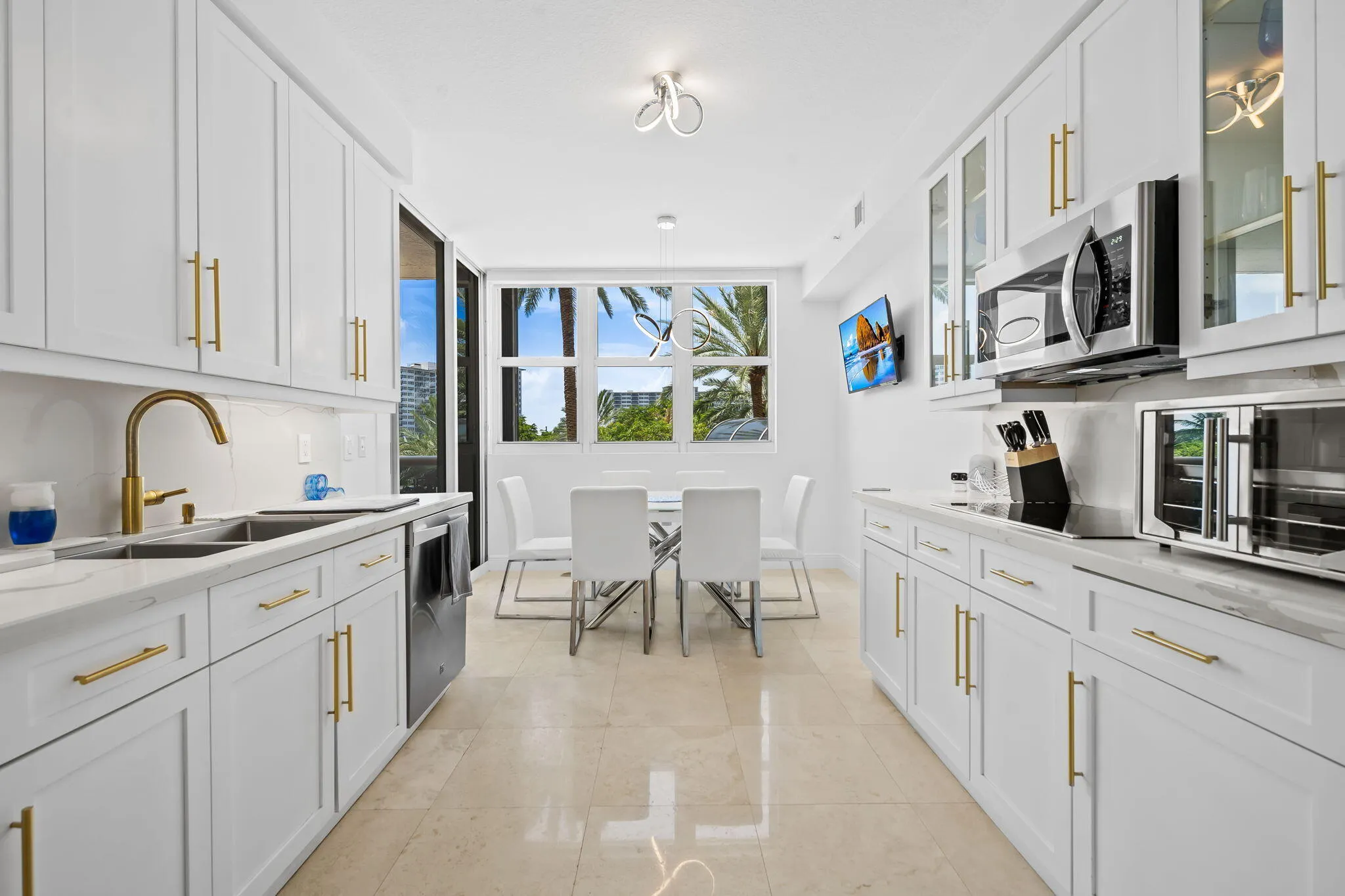 Kitchen and breakfast area