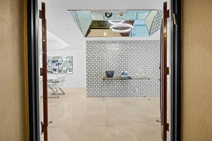 Entrance to apartment from elevator