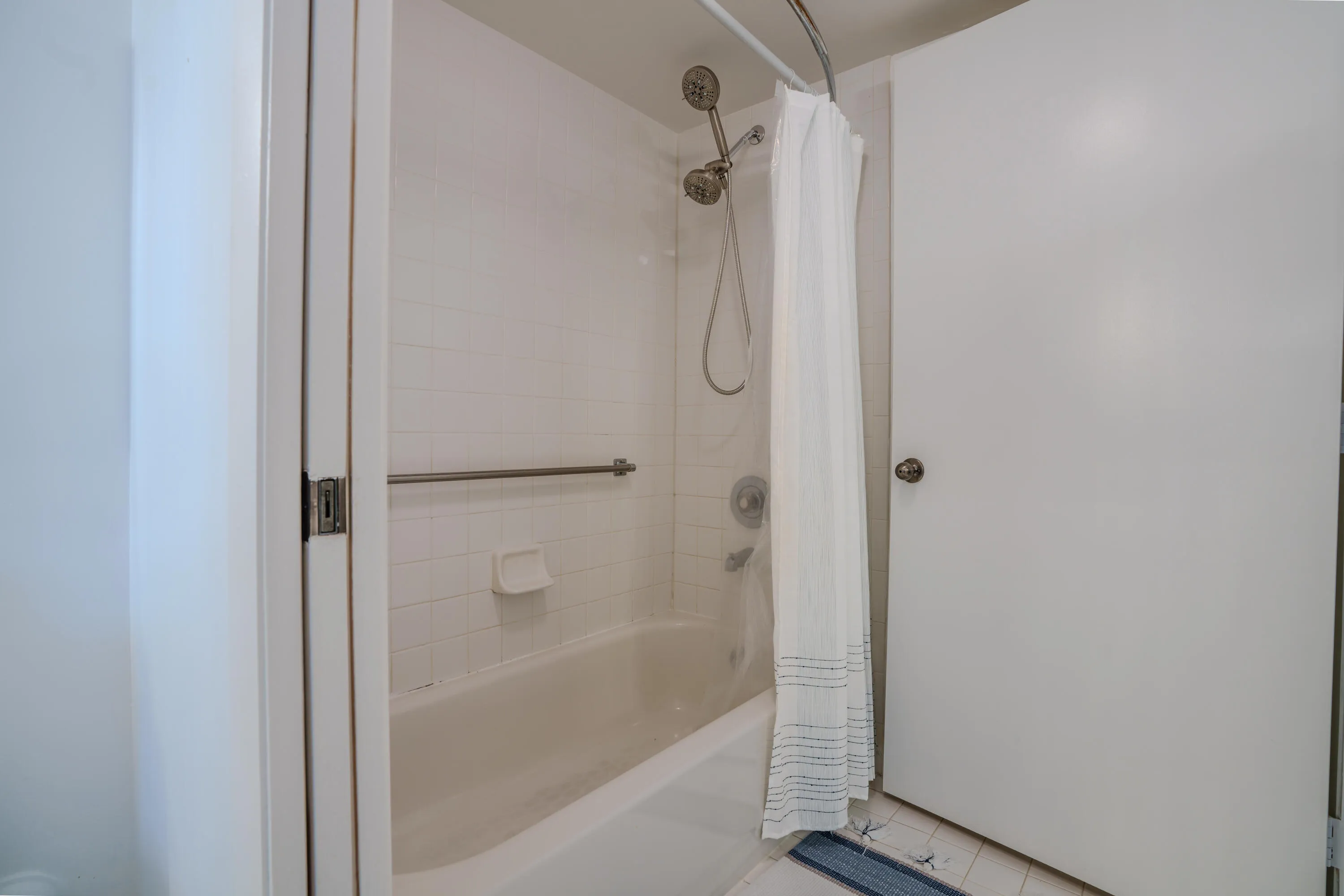 Master Bathtub/shower