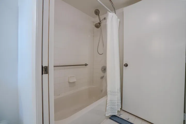 Master Bathtub/shower