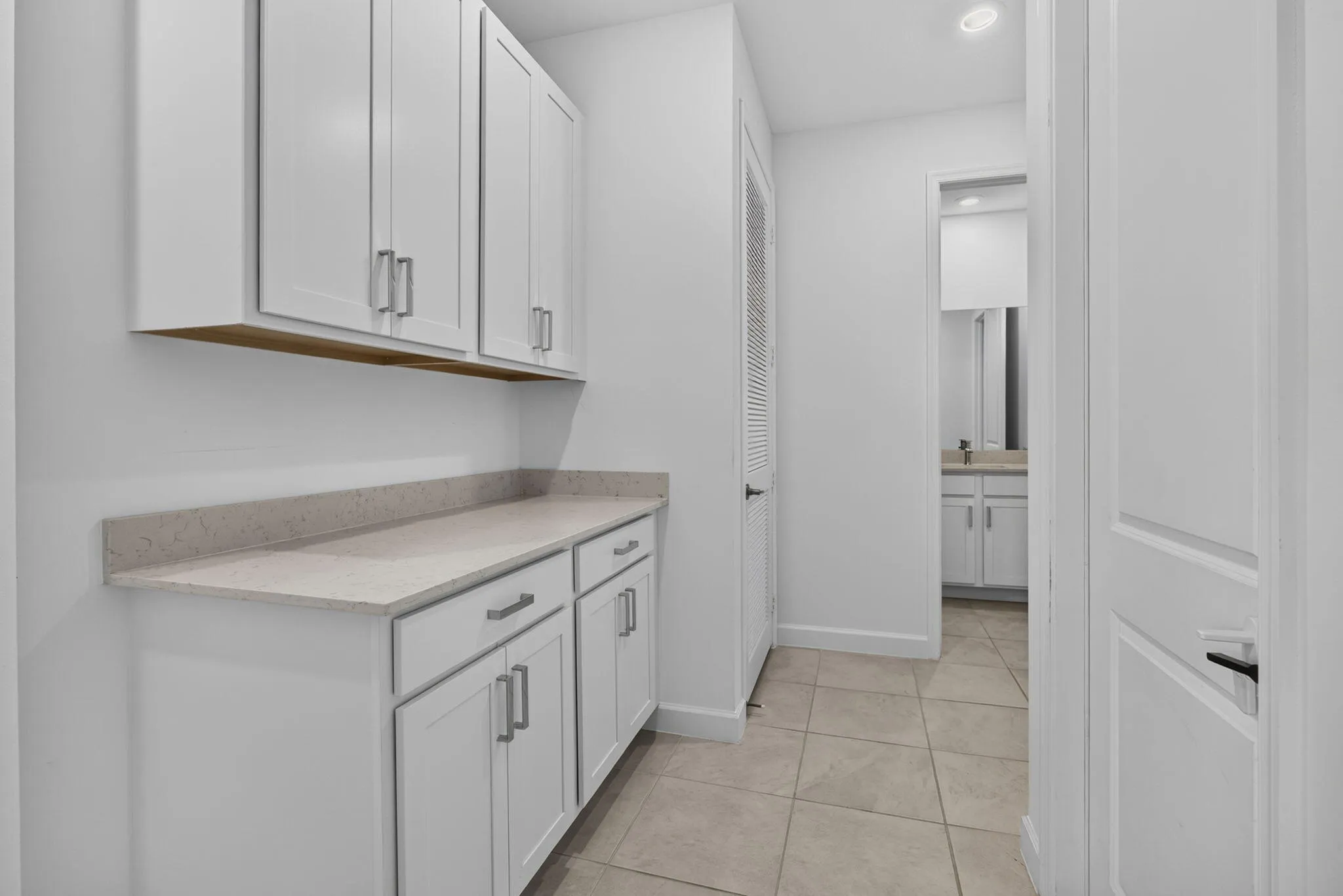 multi purpose storage/dry bar area