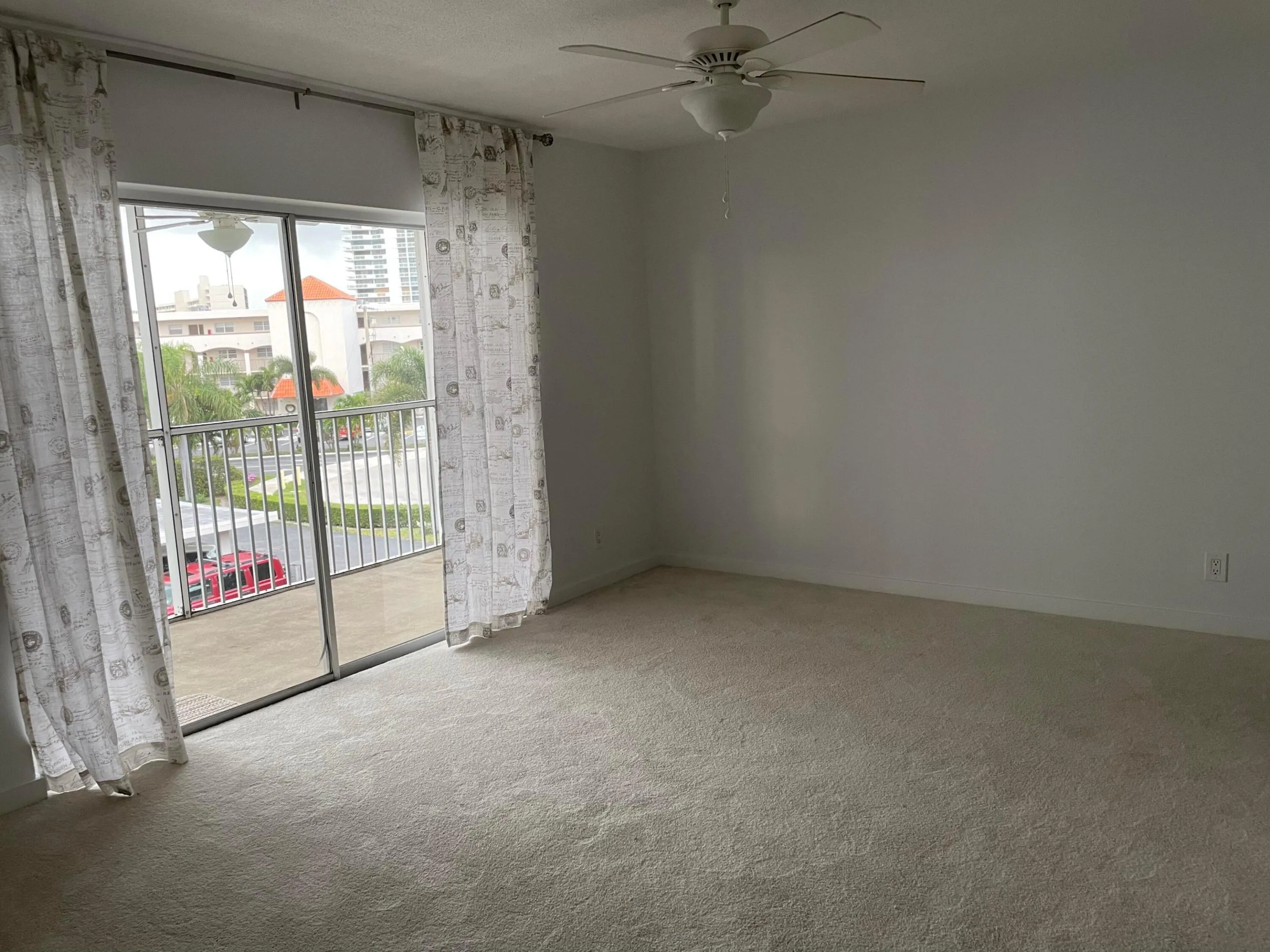 Master BR/Scrnd Balcony