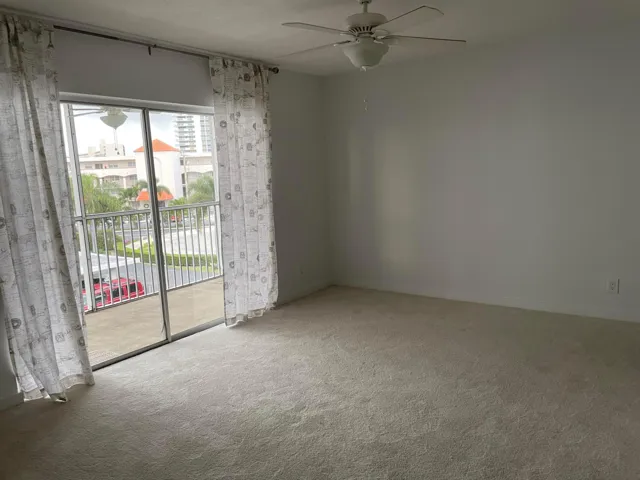 Master BR/Scrnd Balcony