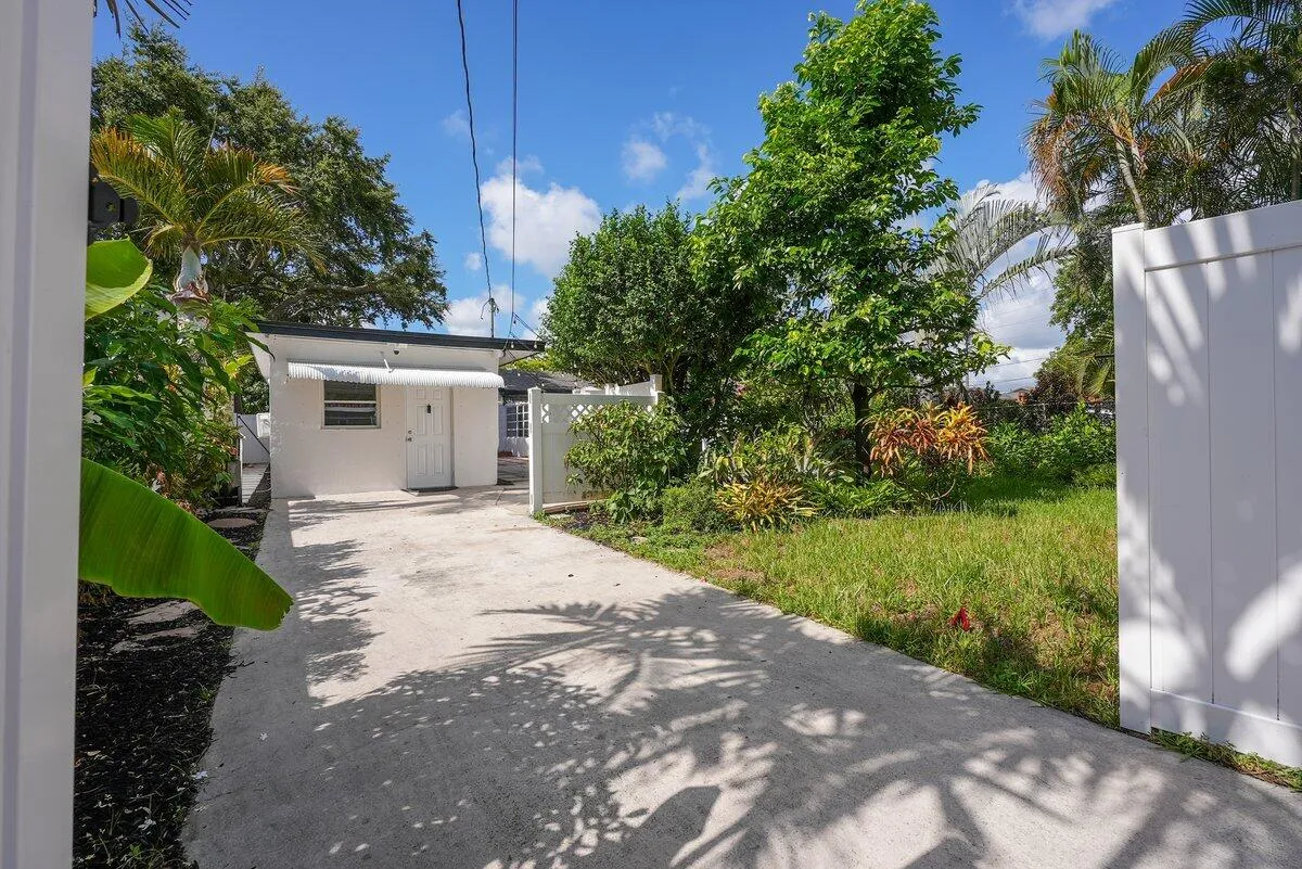 Enternce to Apartment with private driveway