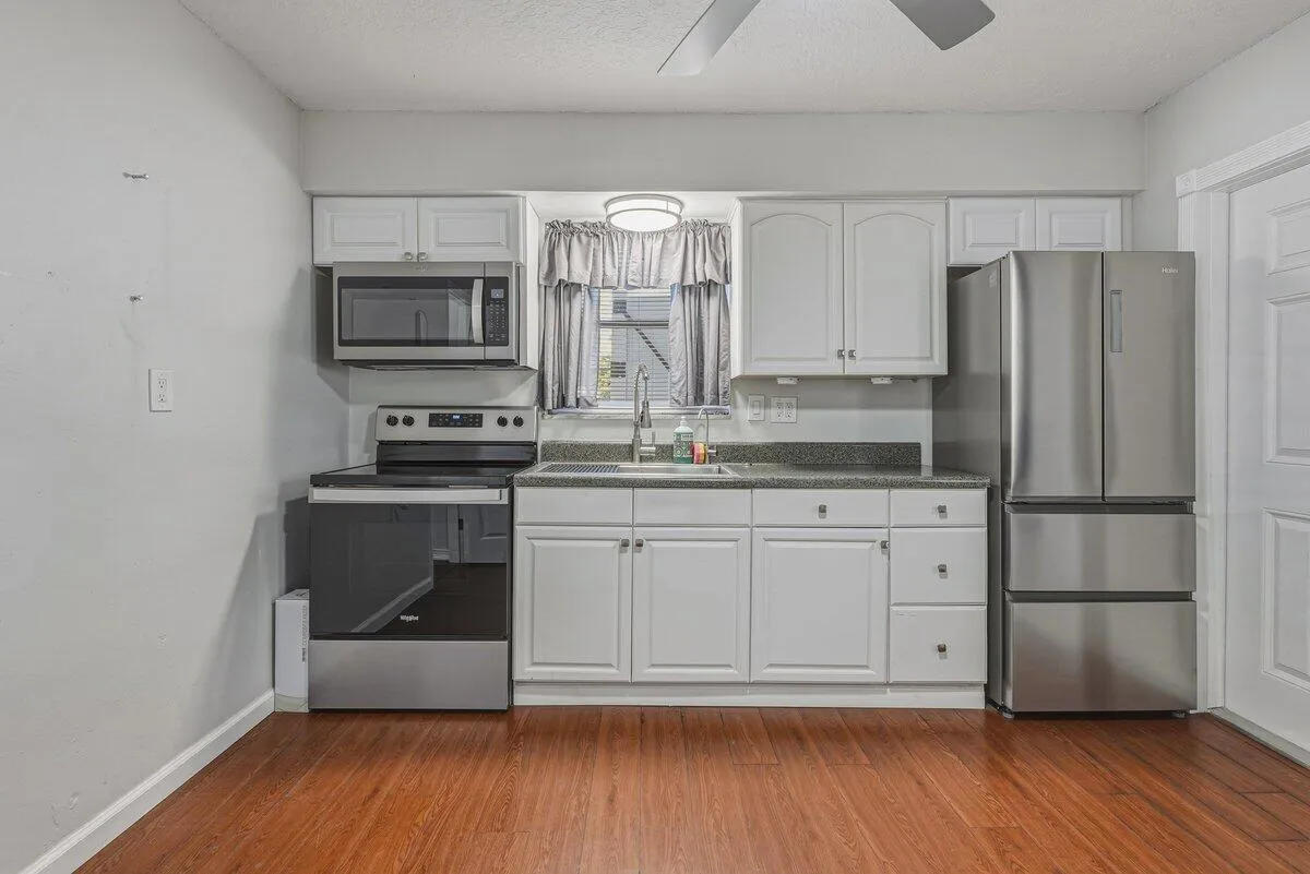 Apt kitchen