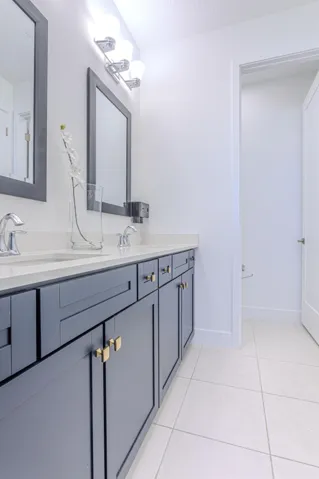 master bathroom 4883