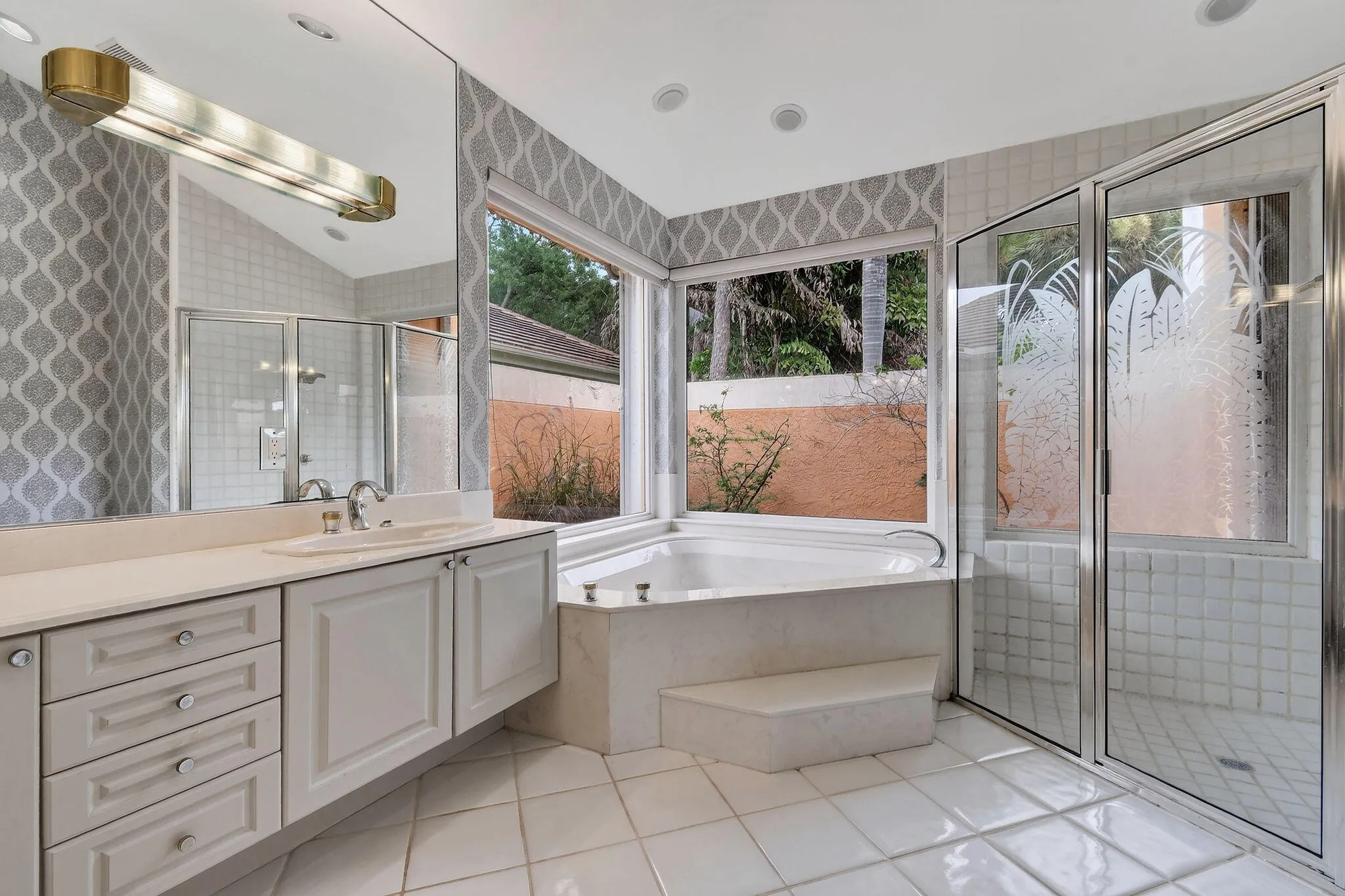 108NorthRiverDrW(45)