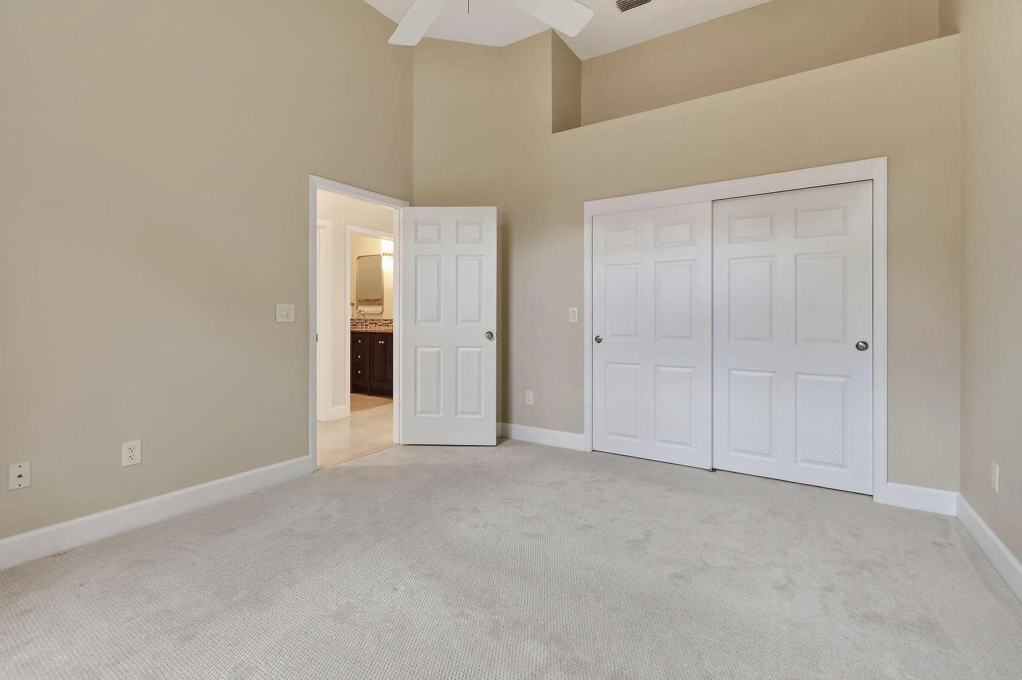 108NorthRiverDrW(63)