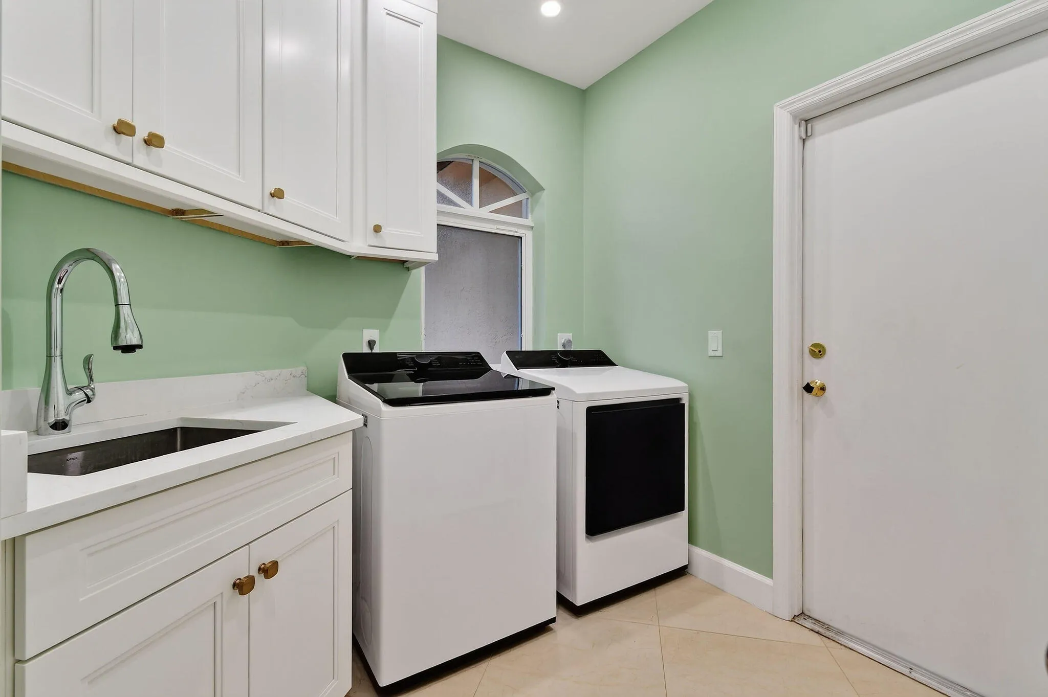 108NorthRiverDrW(65)