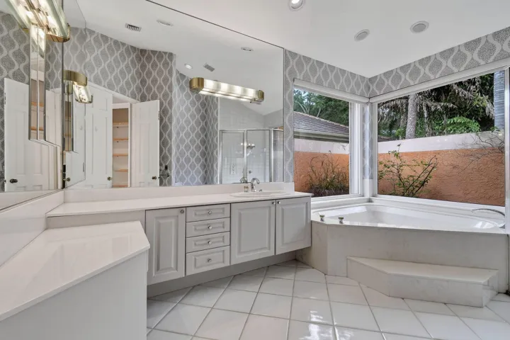 108NorthRiverDrW(44)