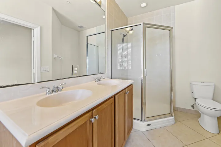 28 Bathroom 01