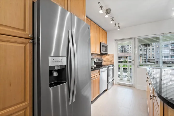 2881 NE 32nd 220