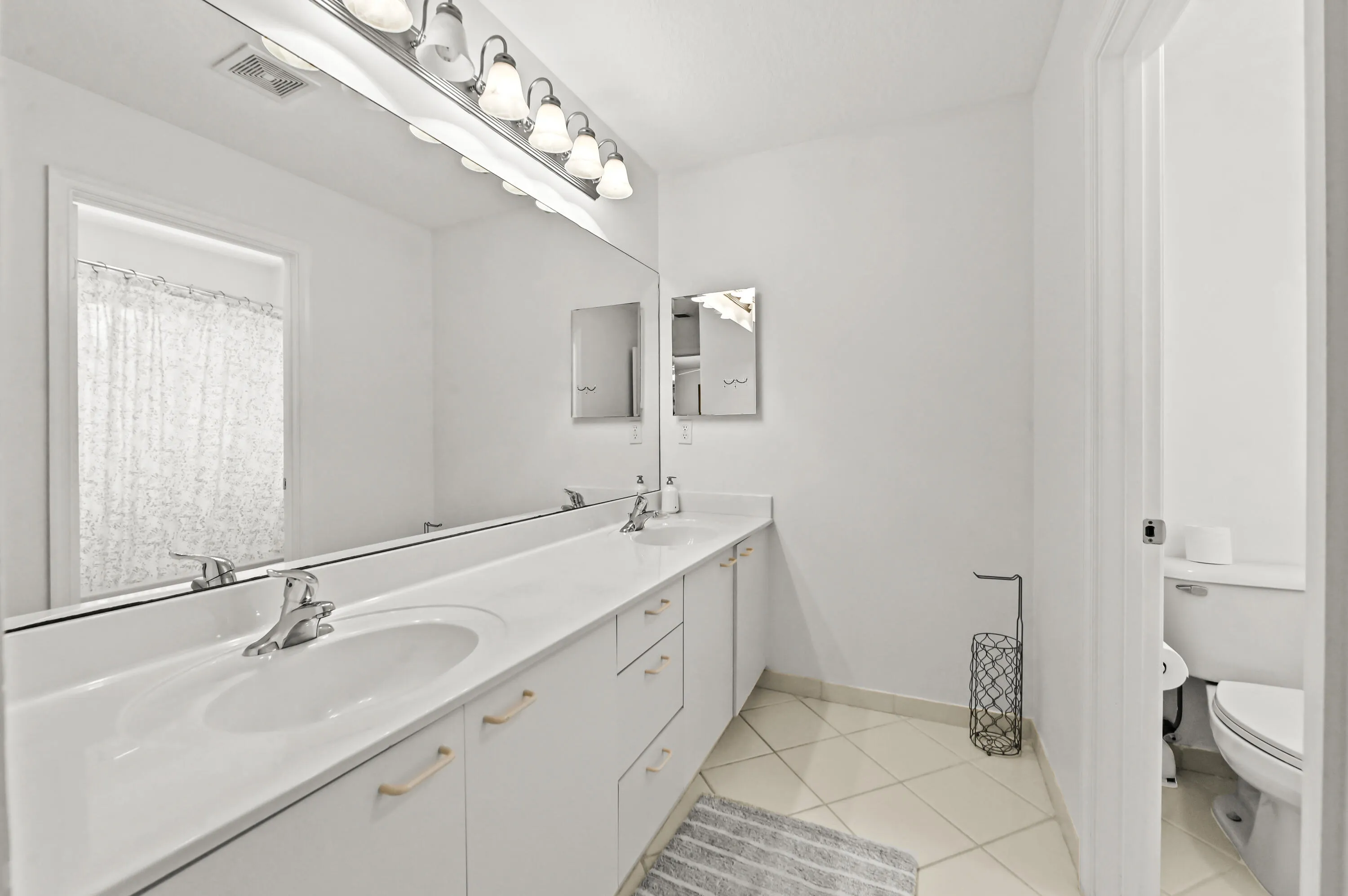 30 Bathroom 01
