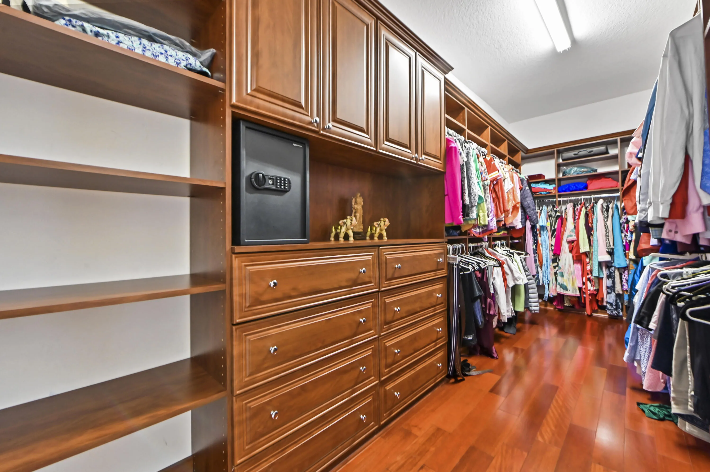 41 Closet 01