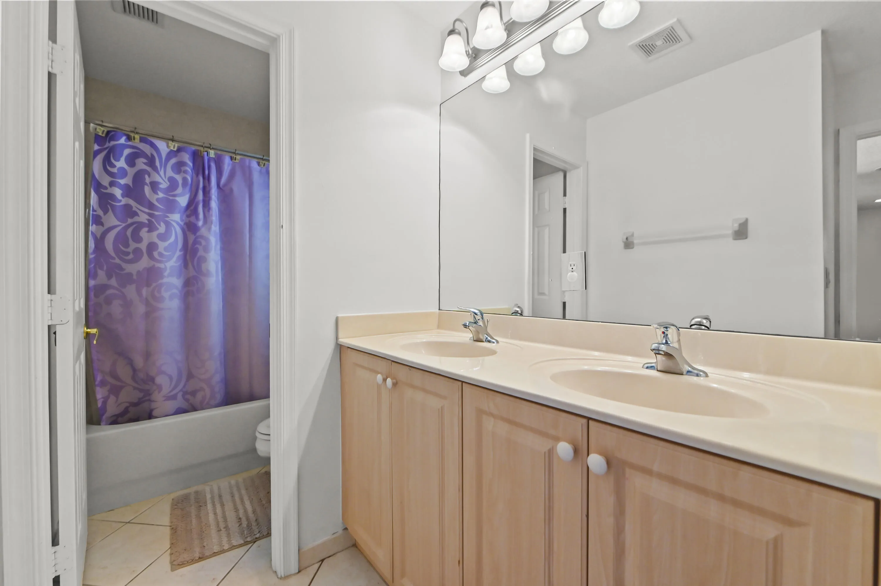 33 Bathroom 01